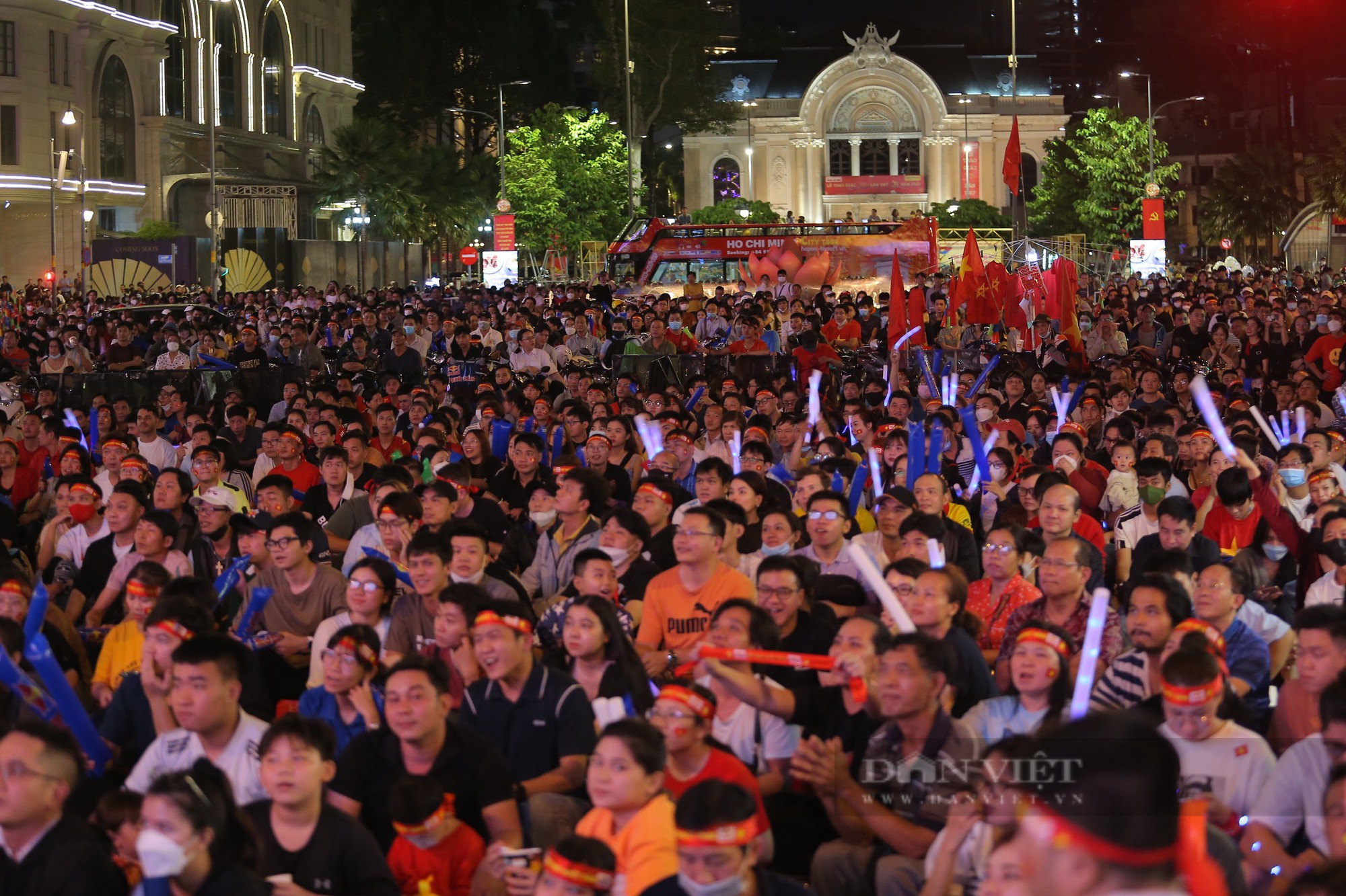 Tây &quot;quẩy tưng&quot; Phố đi bộ mừng ĐT Việt Nam vào chung kết AFF Cup - Ảnh 1.