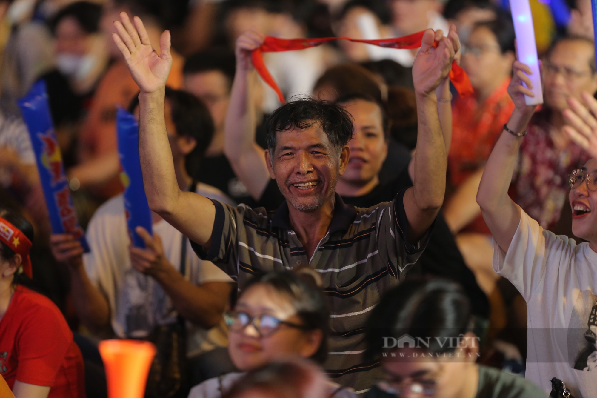 Tây &quot;quẩy tưng&quot; Phố đi bộ mừng ĐT Việt Nam vào chung kết AFF Cup - Ảnh 5.