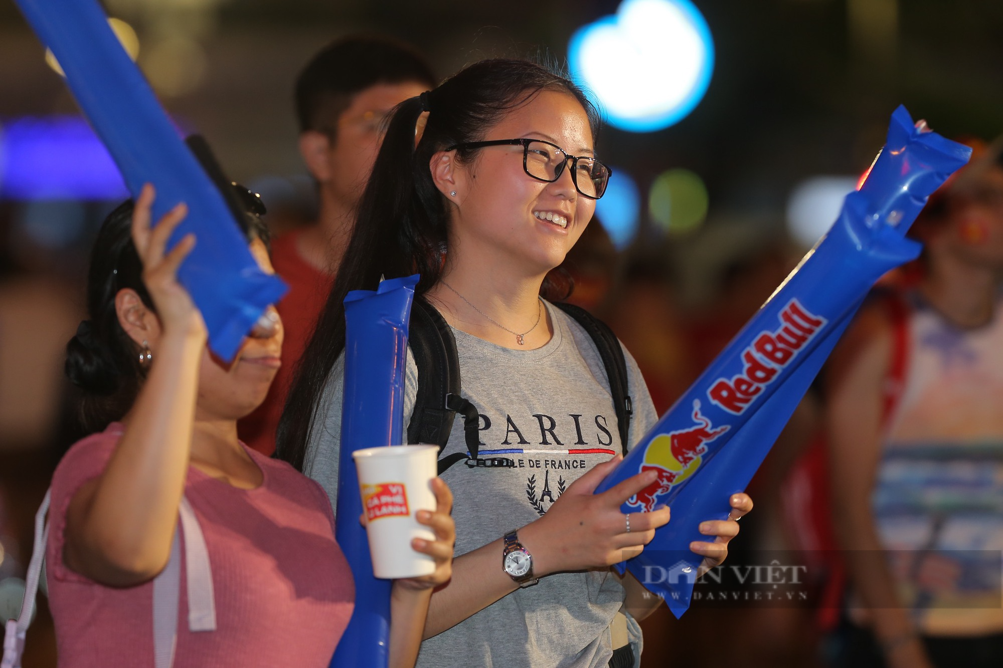 Tây &quot;quẩy tưng&quot; Phố đi bộ mừng ĐT Việt Nam vào chung kết AFF Cup - Ảnh 10.