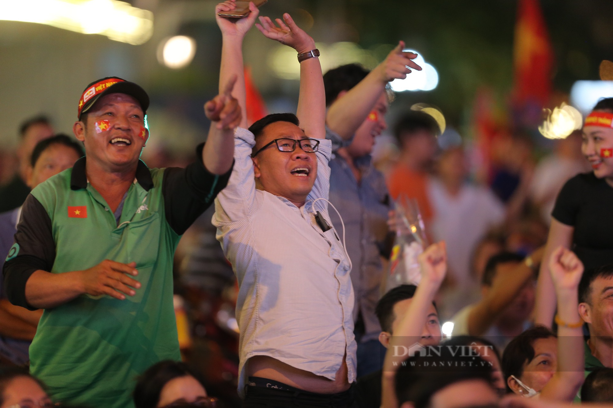 Tây &quot;quẩy tưng&quot; Phố đi bộ mừng ĐT Việt Nam vào chung kết AFF Cup - Ảnh 11.