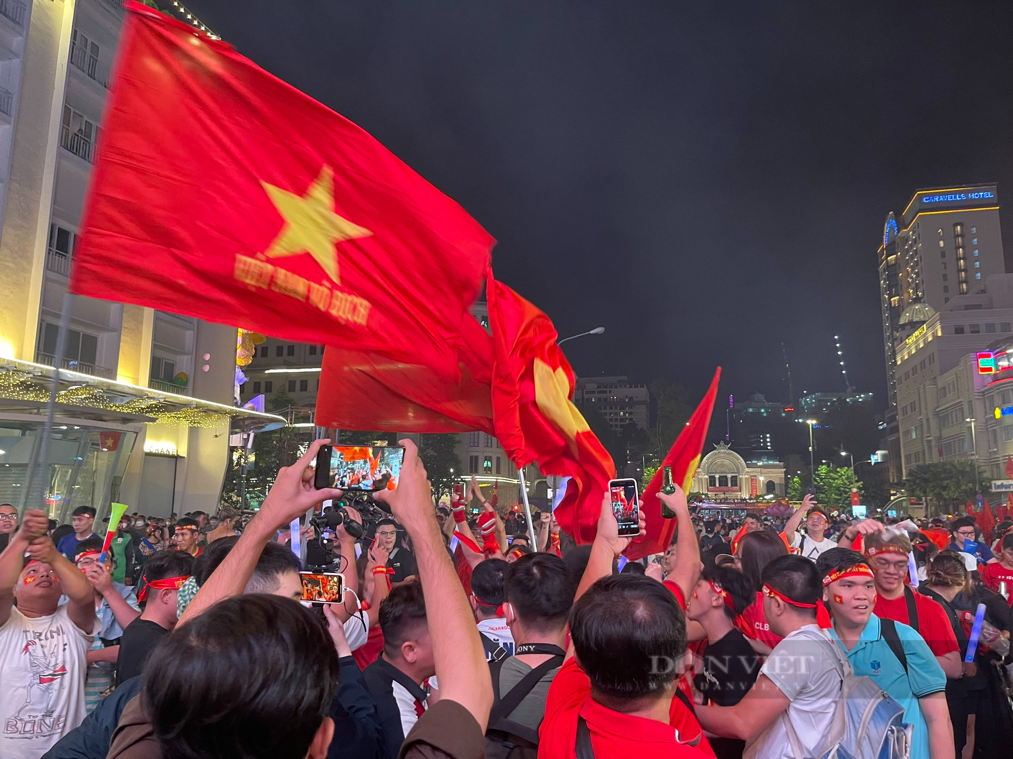 Tây &quot;quẩy tưng&quot; Phố đi bộ mừng ĐT Việt Nam vào chung kết AFF Cup - Ảnh 17.