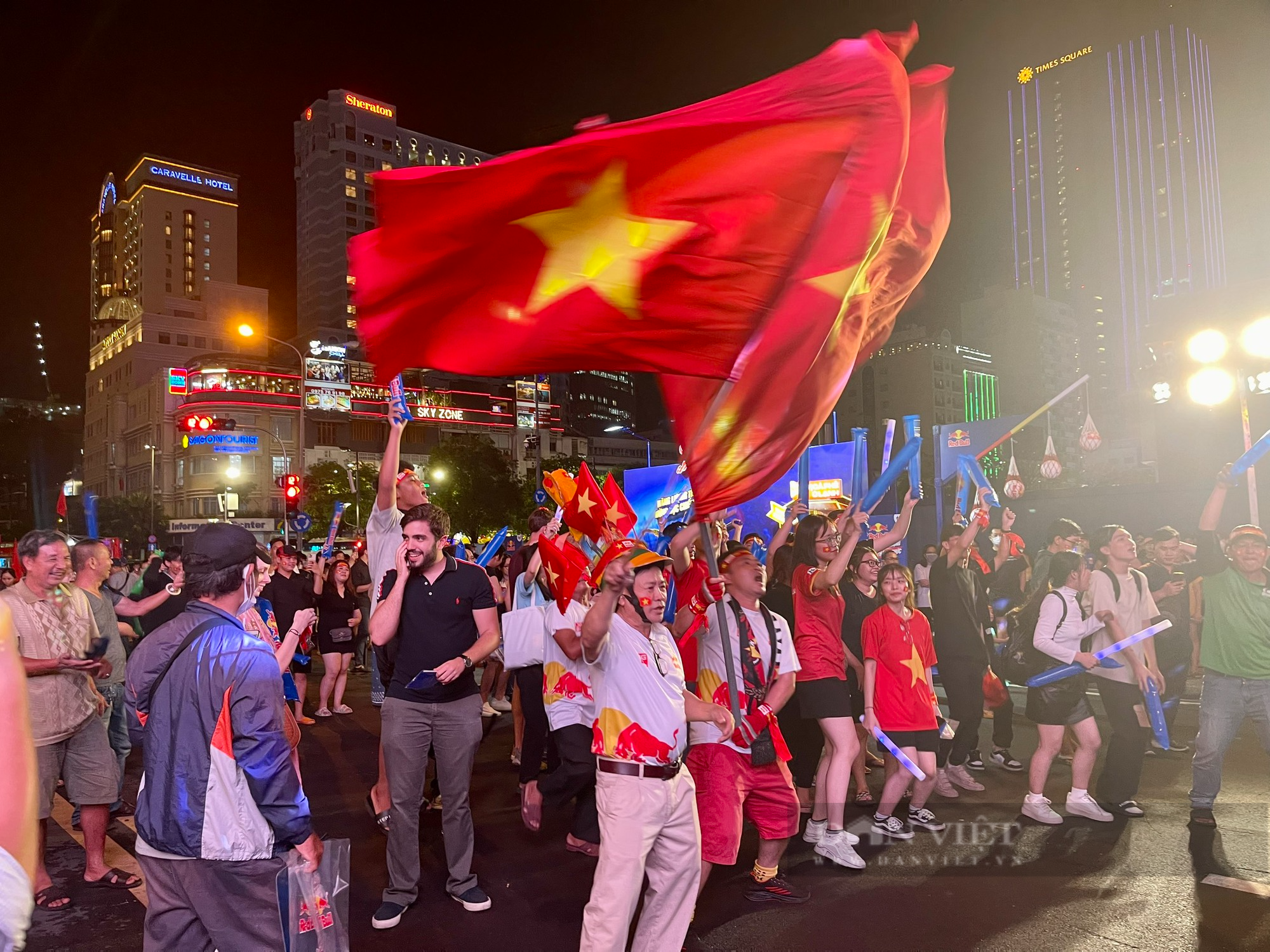 Tây &quot;quẩy tưng&quot; Phố đi bộ mừng ĐT Việt Nam vào chung kết AFF Cup - Ảnh 19.