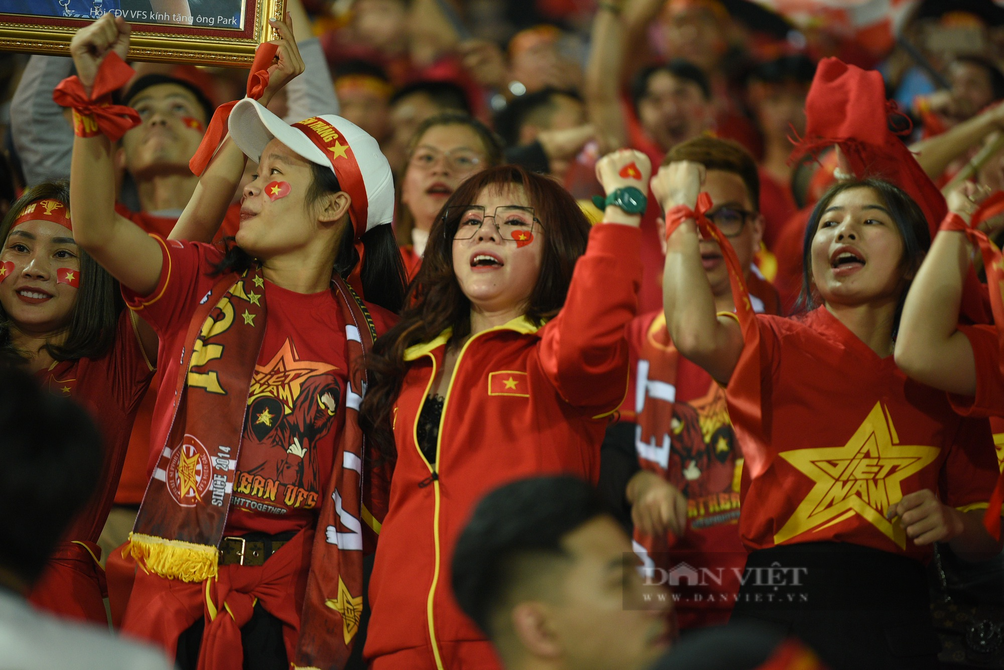 CĐV ăn mừng kiểu Viking sau khi đội tuyển Việt Nam giành quyền vào chơi chung kết AFF Cup 2022 - Ảnh 2.