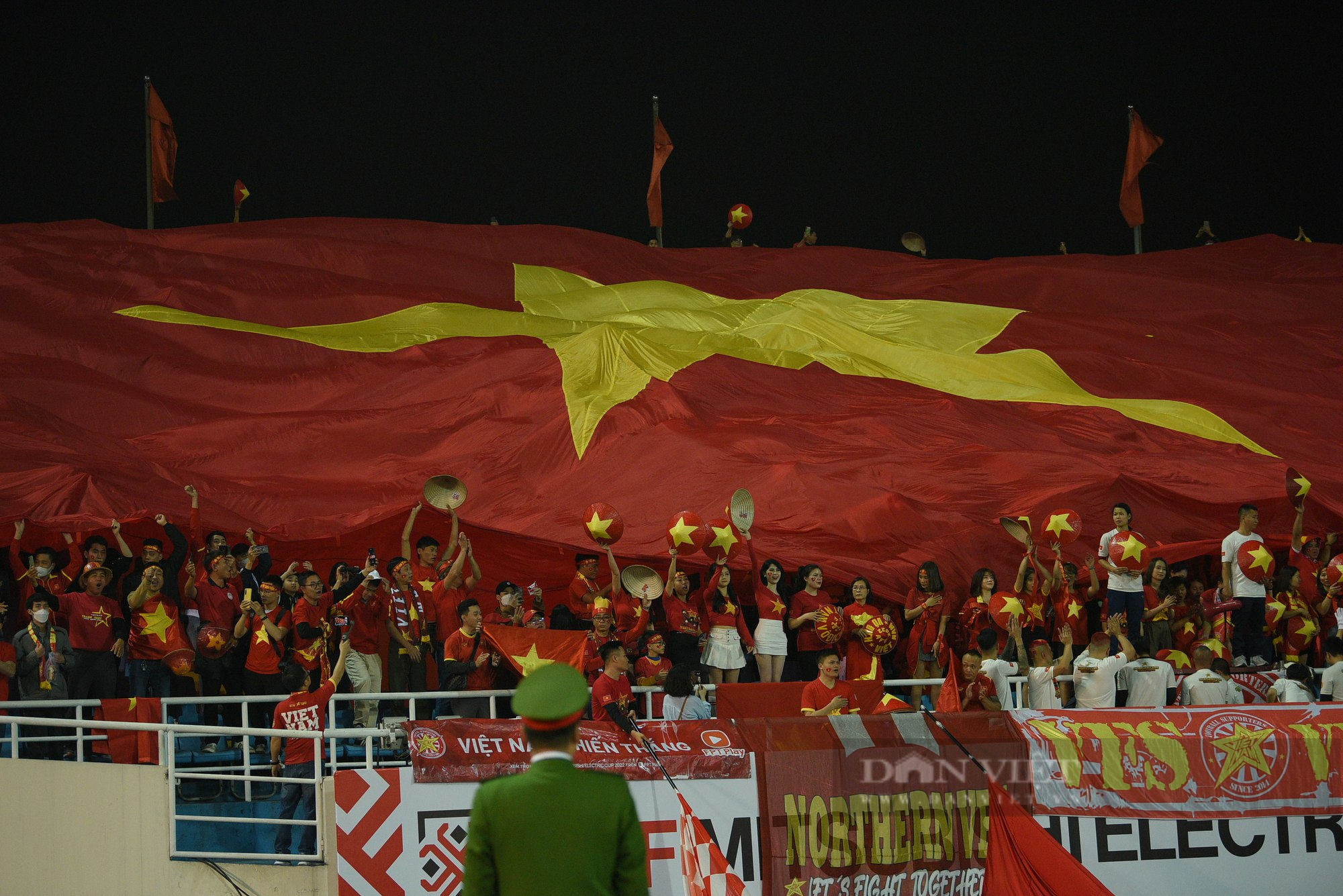 CĐV ăn mừng kiểu Viking sau khi đội tuyển Việt Nam giành quyền vào chơi chung kết AFF Cup 2022 - Ảnh 6.