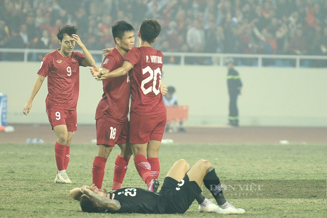 CĐV ăn mừng kiểu Viking sau khi đội tuyển Việt Nam giành quyền vào chơi chung kết AFF Cup 2022 - Ảnh 8.
