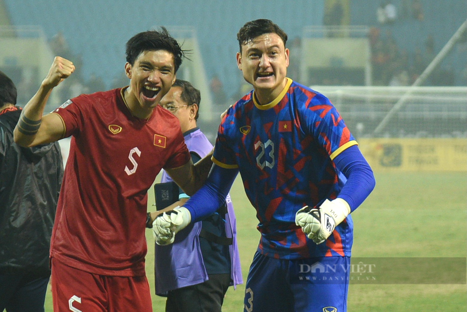CĐV ăn mừng kiểu Viking sau khi đội tuyển Việt Nam giành quyền vào chơi chung kết AFF Cup 2022 - Ảnh 9.