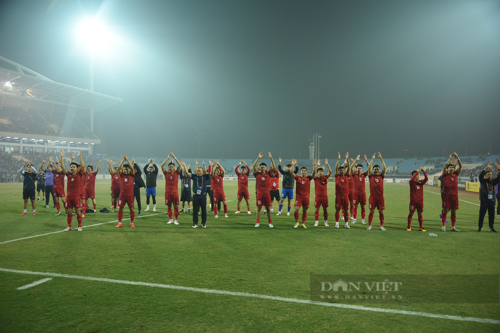 CĐV ăn mừng kiểu Viking sau khi đội tuyển Việt Nam giành quyền vào chơi chung kết AFF Cup 2022 - Ảnh 10.