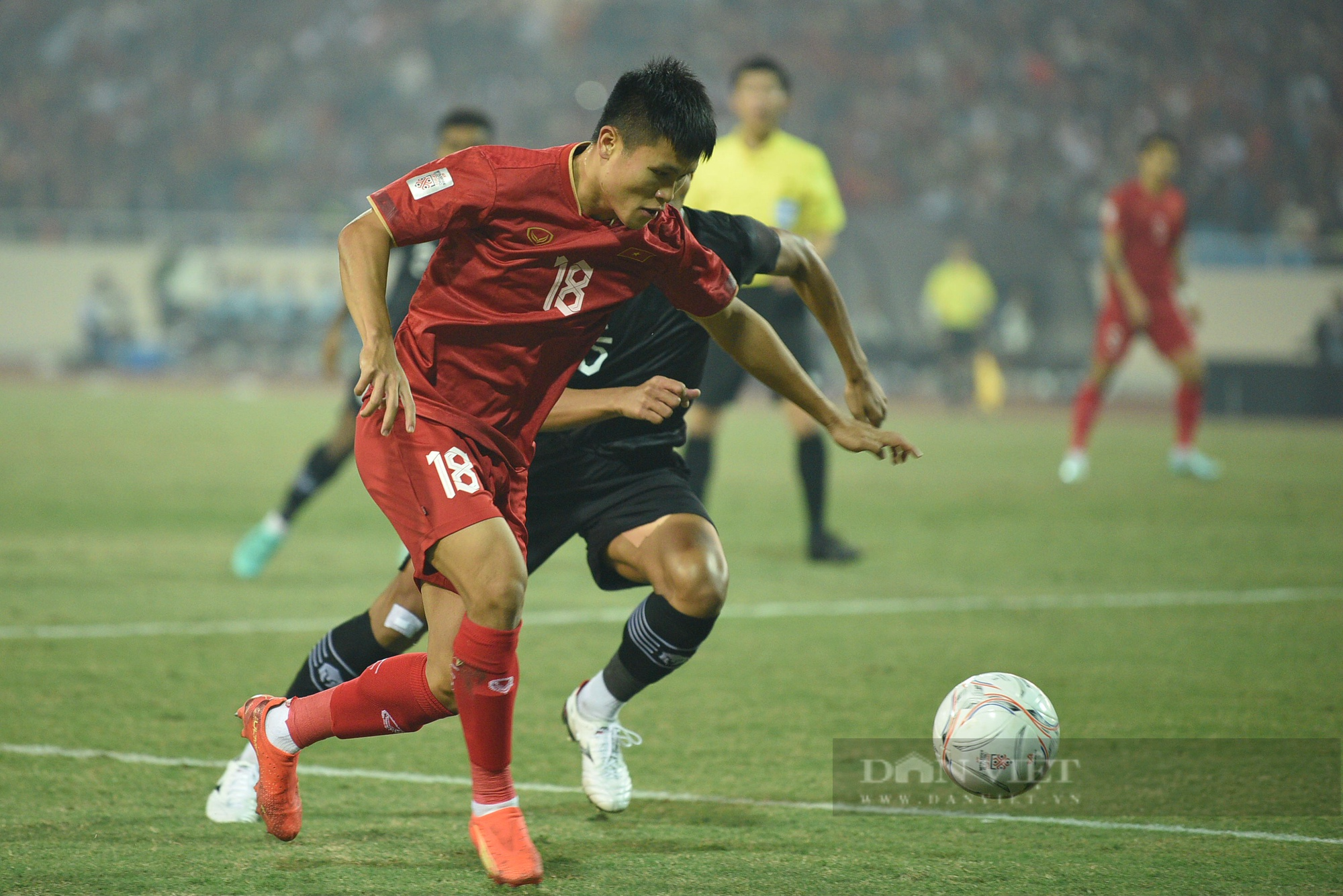 Tả xung hữu đột trước hàng hậu vệ Indonesia, Tiến Linh ghi cú đúp giúp Việt Nam vào chung kết AFF Cup 2022 - Ảnh 1.