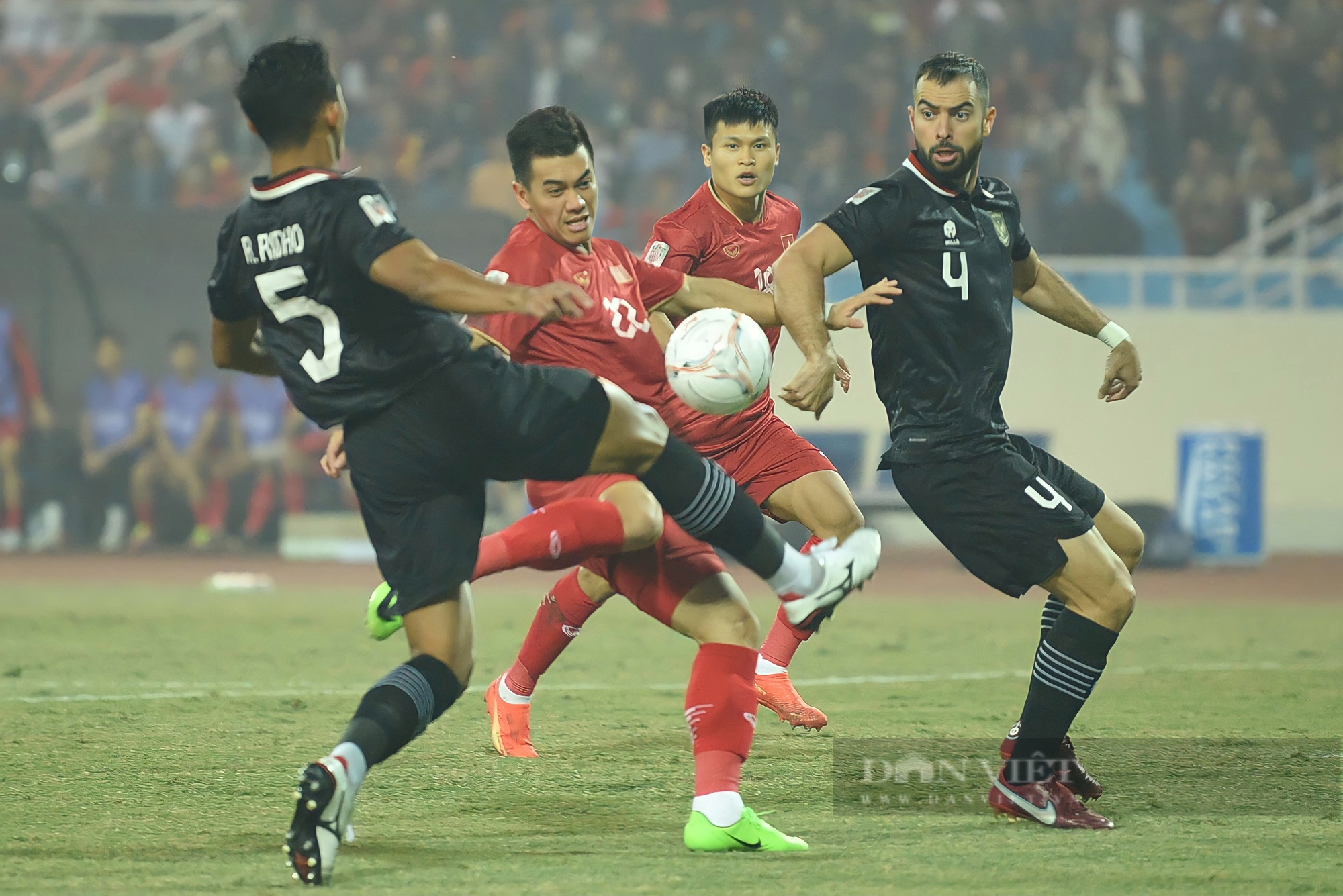 Tả xung hữu đột trước hàng hậu vệ Indonesia, Tiến Linh ghi cú đúp giúp Việt Nam vào chung kết AFF Cup 2022 - Ảnh 2.