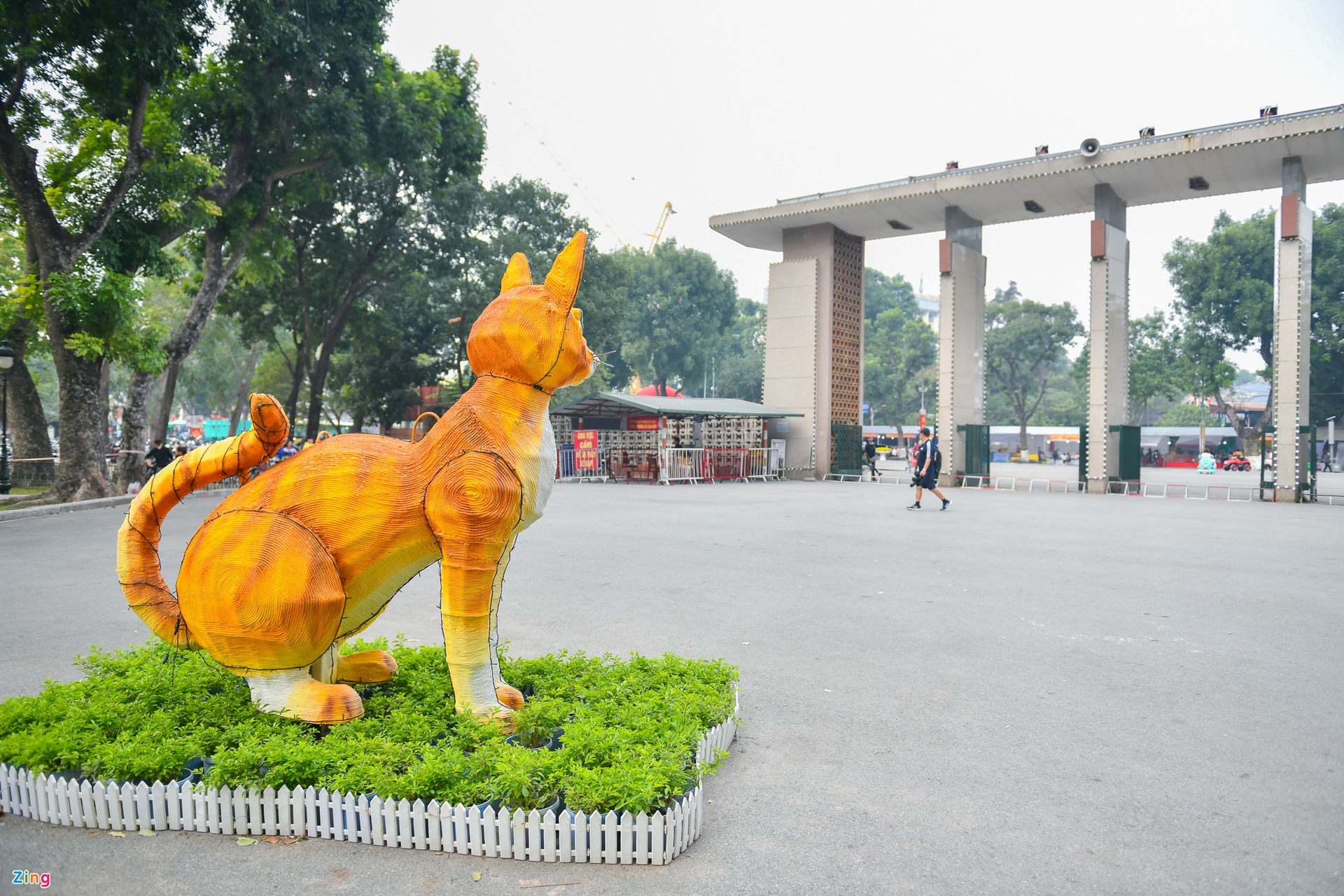 Linh vật mèo với hình dáng khác thường gây tranh cãi   - Ảnh 3.