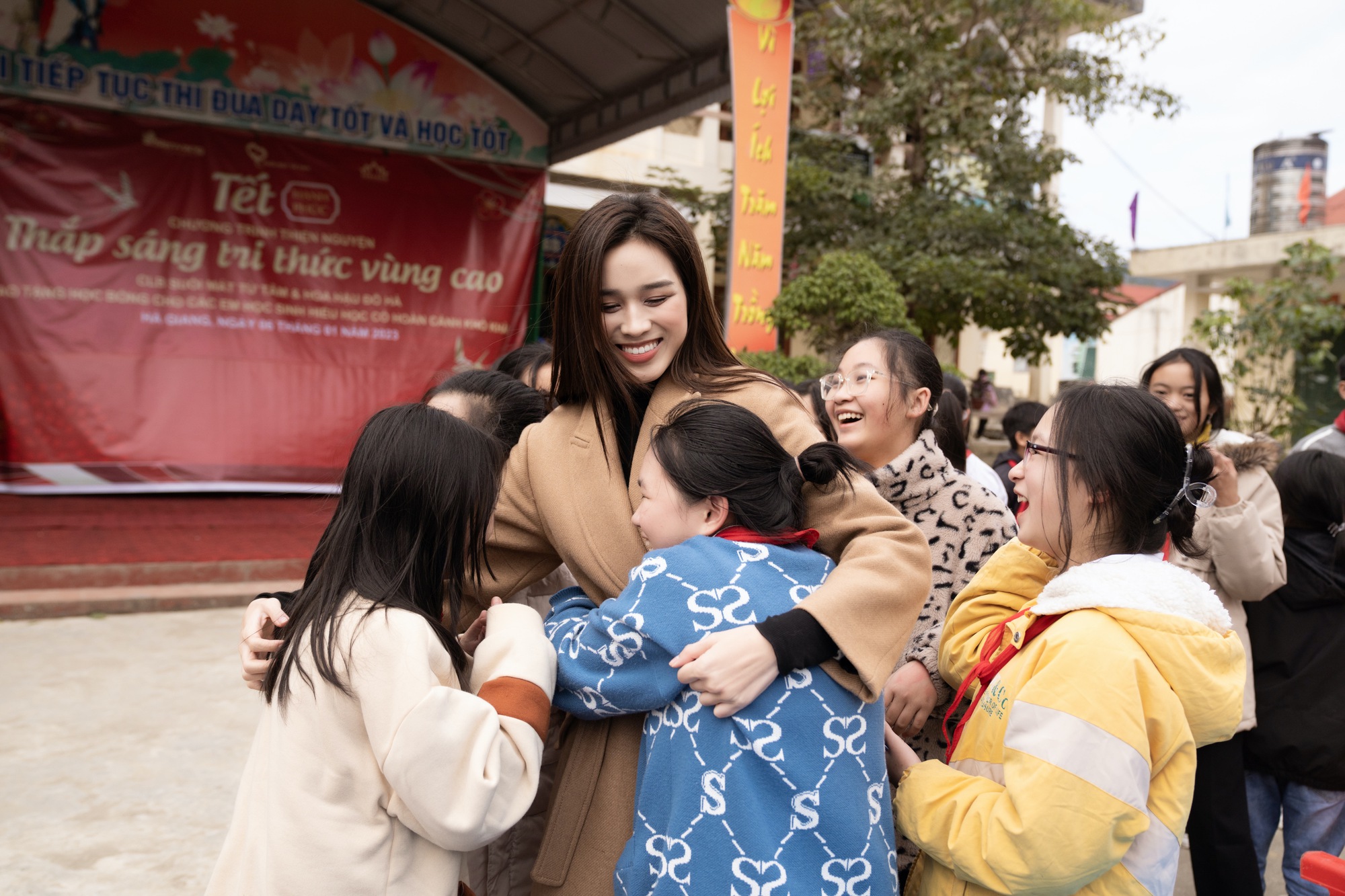 Hoa hậu Đỗ Thị Hà vừa kết thúc nhiệm kỳ, ghi điểm nhờ hành động đẹp dịp Tết Nguyên đán 2023 - Ảnh 2.