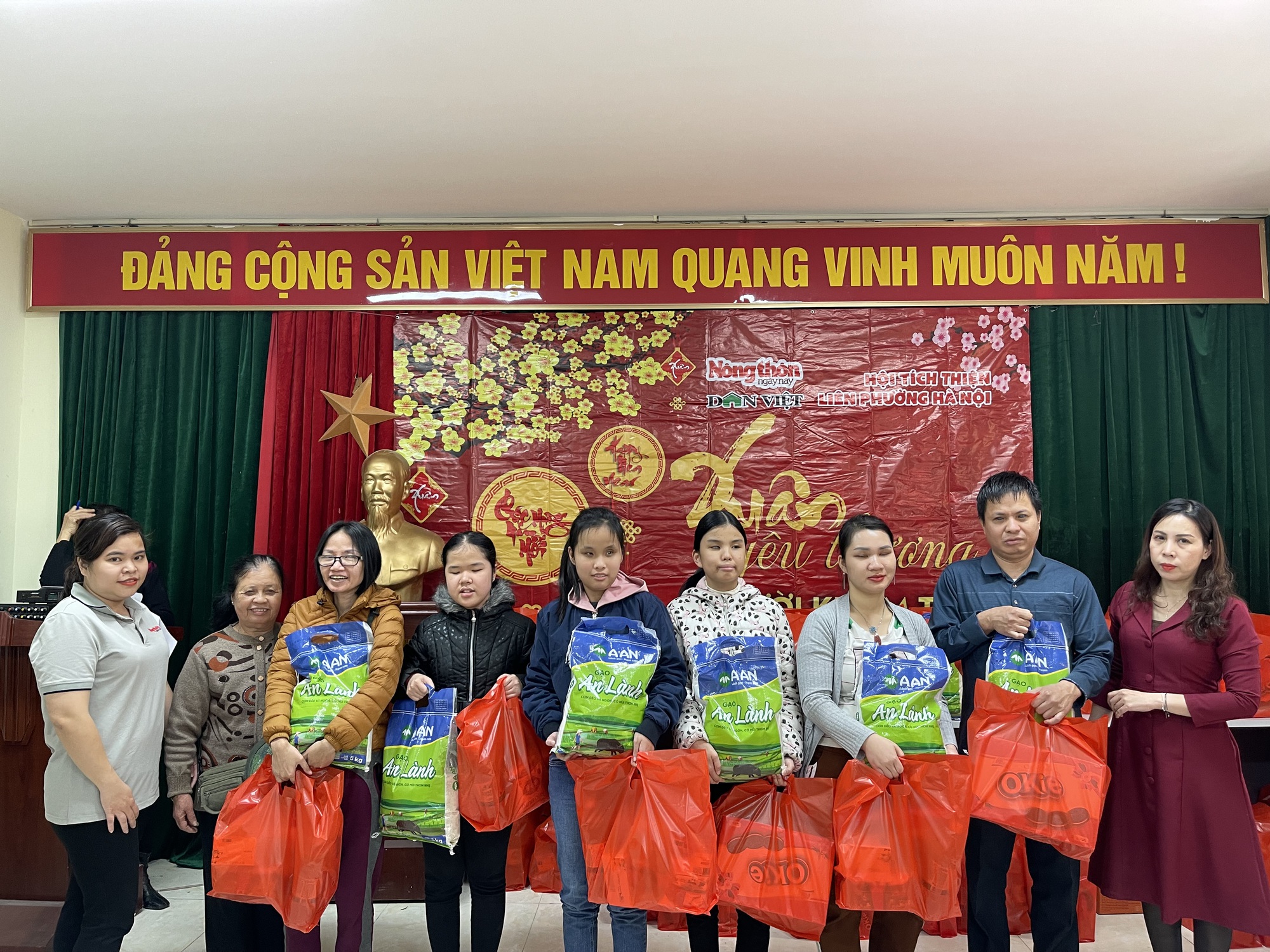 Tết yêu thương cho người khiếm thị, người nhiễm chất độc màu da cam Hà Nội - Ảnh 1.