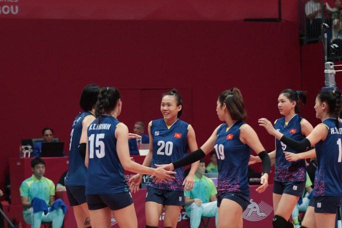 Hình ảnh các cô gái Việt Nam tiếp tục lội ngược dòng đánh bại bóng chuyền Hàn Quốc tại ASIAD 19 - Ảnh 1.