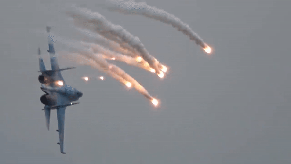 Bí ẩn cặp đôi tiêm kích cực mạnh Su-27UB trên đất Mỹ - Ảnh 9.