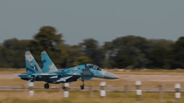 Bí ẩn cặp đôi tiêm kích cực mạnh Su-27UB trên đất Mỹ - Ảnh 10.