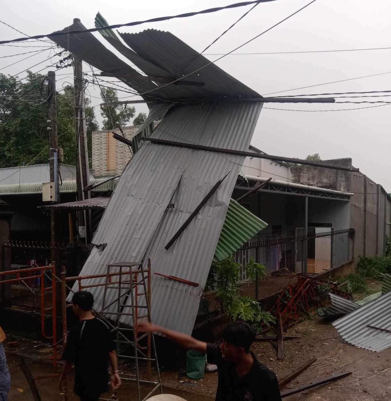 Nhiều mái nhà dân bay vào đường điện trong cơn mưa giông, hơn 1 nghìn hộ dân ở Đồng Nai mất điện - Ảnh 2.