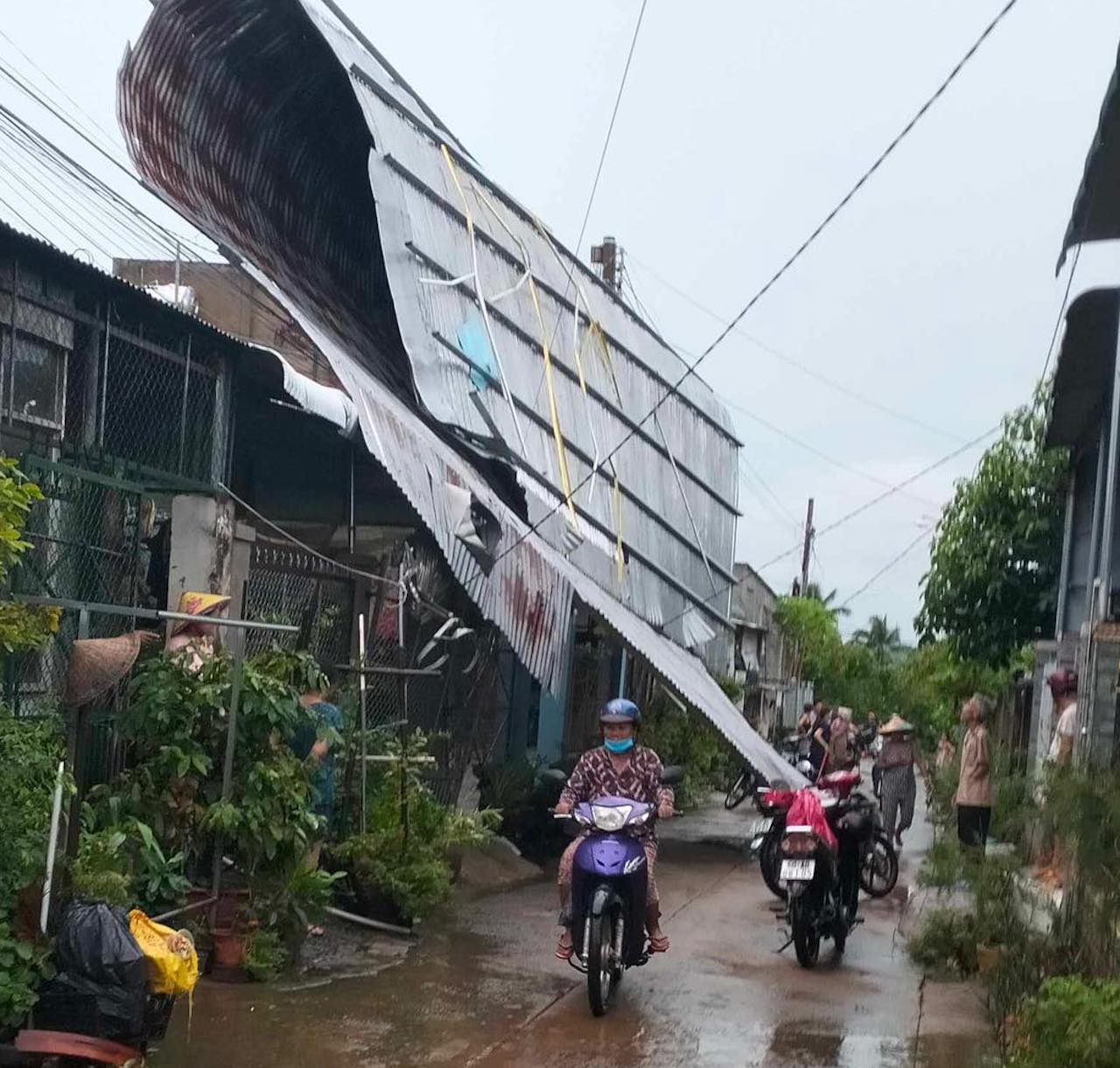 Nhiều mái nhà dân bay vào đường điện trong cơn mưa giông, hơn 1 nghìn hộ dân ở Đồng Nai mất điện - Ảnh 1.