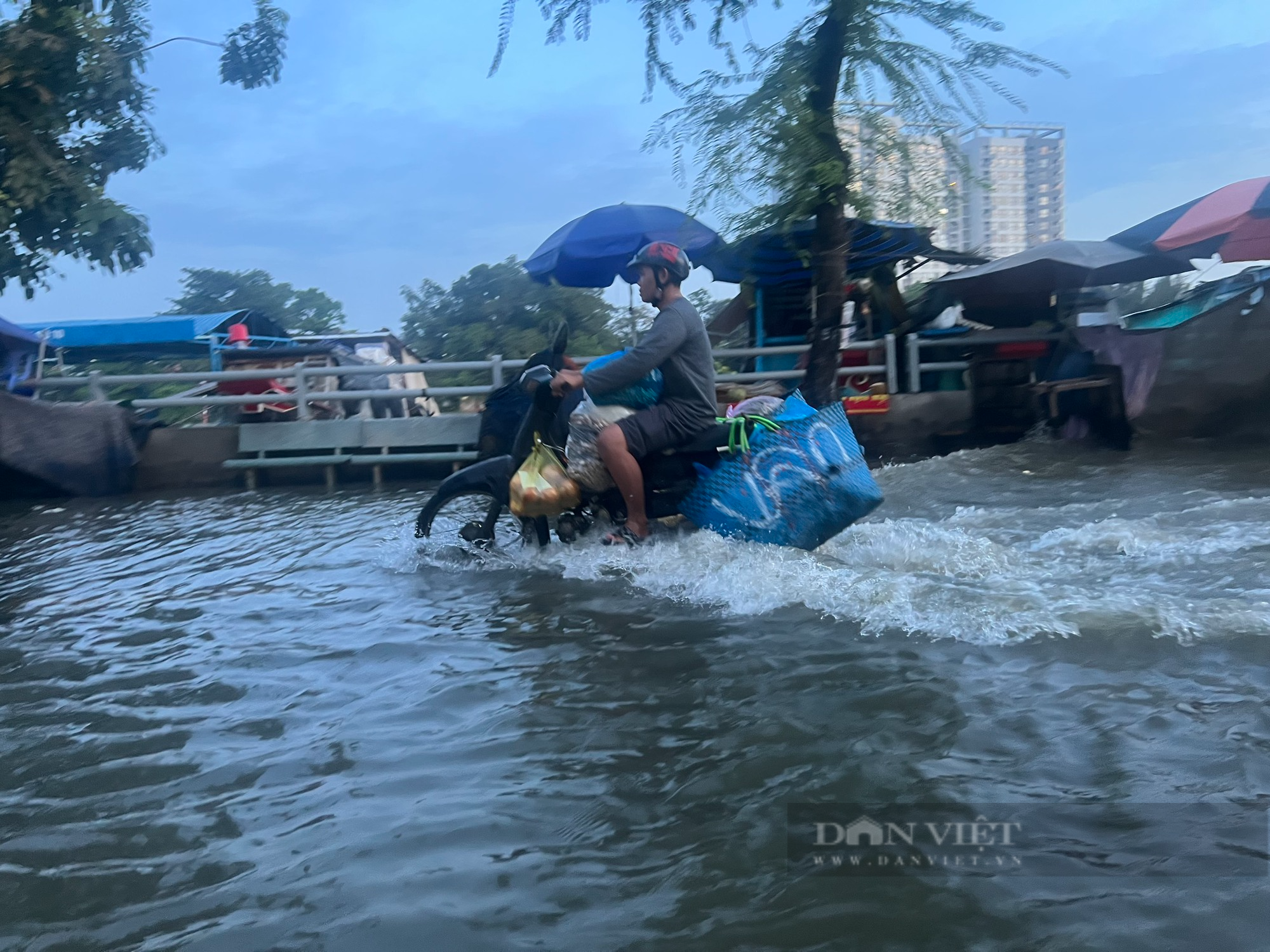 Nhiều tuyến đường ở TP.HCM biến thành “biển nước” từ sáng sớm - Ảnh 2.