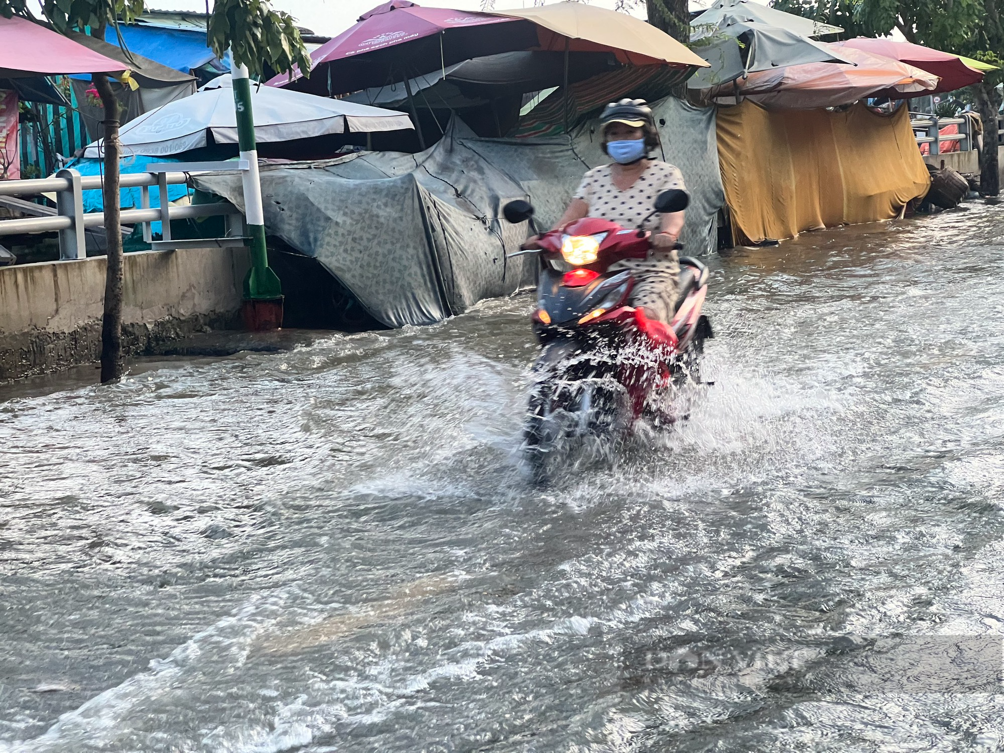 Nhiều tuyến đường ở TP.HCM biến thành “biển nước” từ sáng sớm - Ảnh 5.