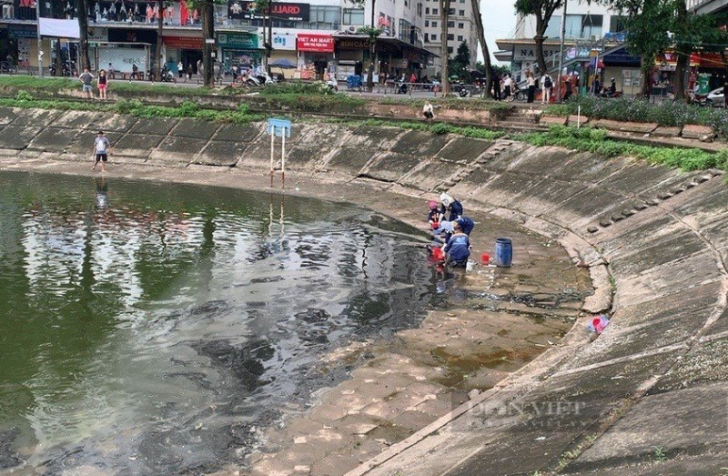 Truy tìm &quot;thủ phạm&quot; xả vô số dầu thải xuốn góc hồ Linh Đàm, nhiều công nhân thay nhau vớt - Ảnh 3.