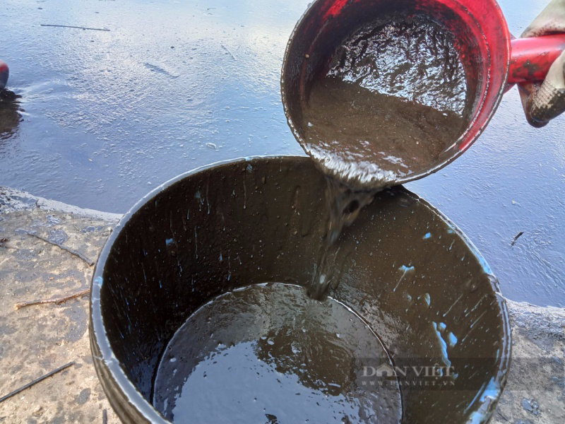 Công nhân xuyên trưa vớt dầu thải nổi đầy góc hồ Linh Đàm - Ảnh 3.