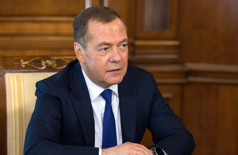 Ông Medvedev cảnh báo sắc lạnh: Binh lính Anh ở Ukraine là 'mục tiêu hợp pháp' của Nga - Ảnh 1.