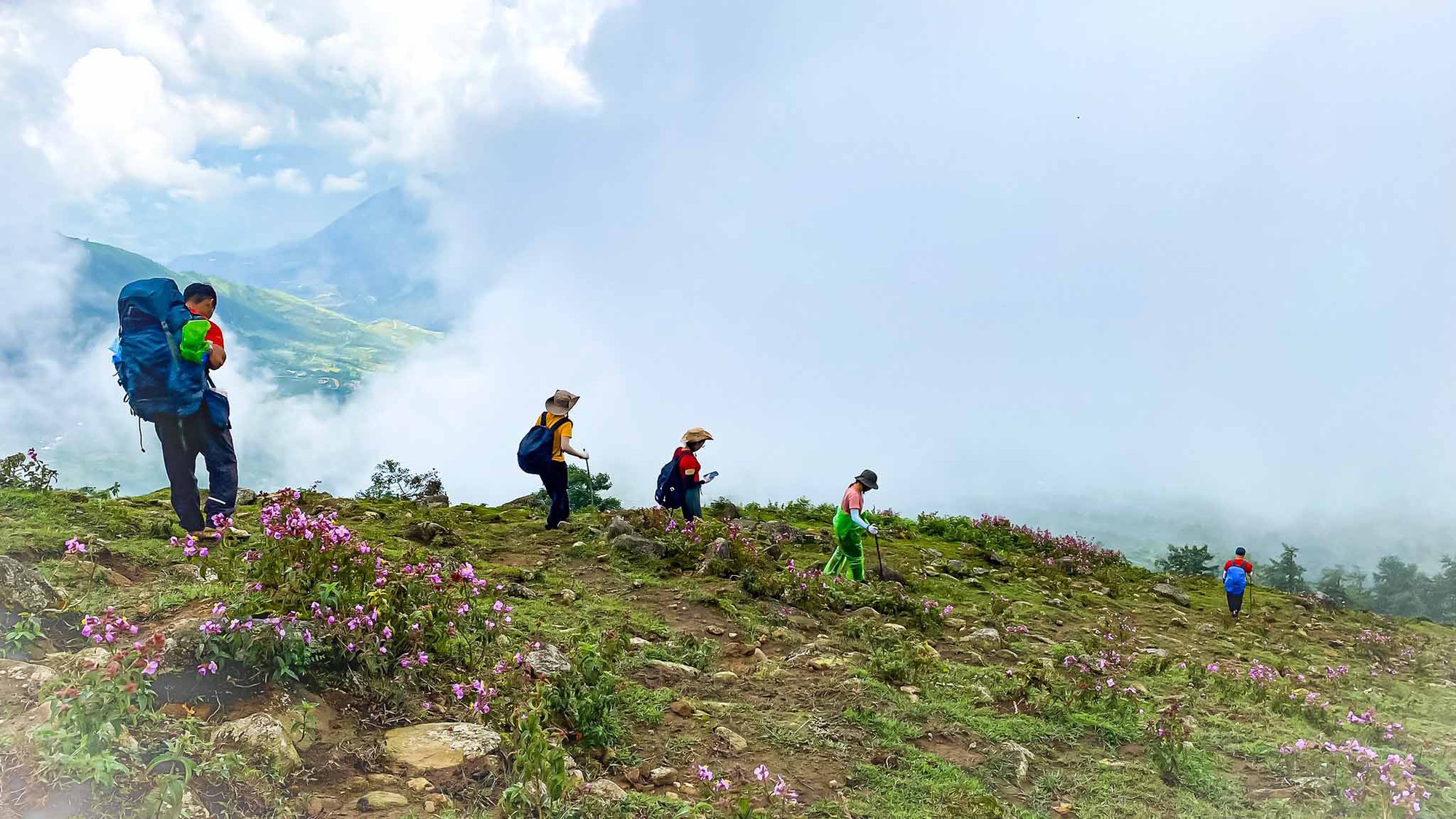 Băng rừng 2 ngày ngắm ‘quỷ núi’, săn hốc đá hình ‘trái tim’ Nhìu Cồ San-một ngọn núi cao ở Lào Cai - Ảnh 1.