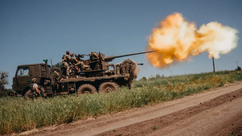 Tại sao Ukraine tấn công thành công hàng loạt cơ sở quân sự quan trọng của Nga? - Ảnh 1.