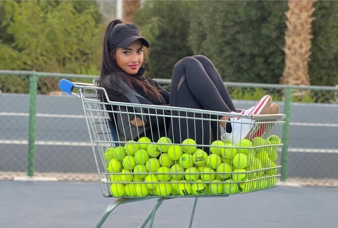 Mỹ nhân tennis của Ả Rập Xê-út tại ASIAD 2023 sở hữu vẻ đẹp “hút hồn&quot; - Ảnh 2.