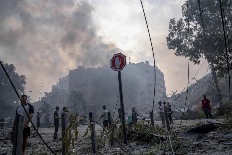 Cảnh tàn phá và đau thương khi hơn 1.100 người thiệt mạng trong xung đột Israel-Hamas - Ảnh 12.