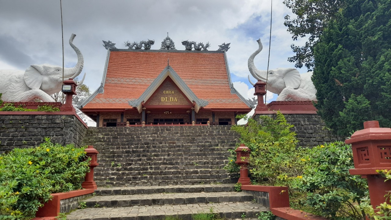 Ngôi chùa có kiến trúc độc đáo ở xứ sở sương mù - Ảnh 2.