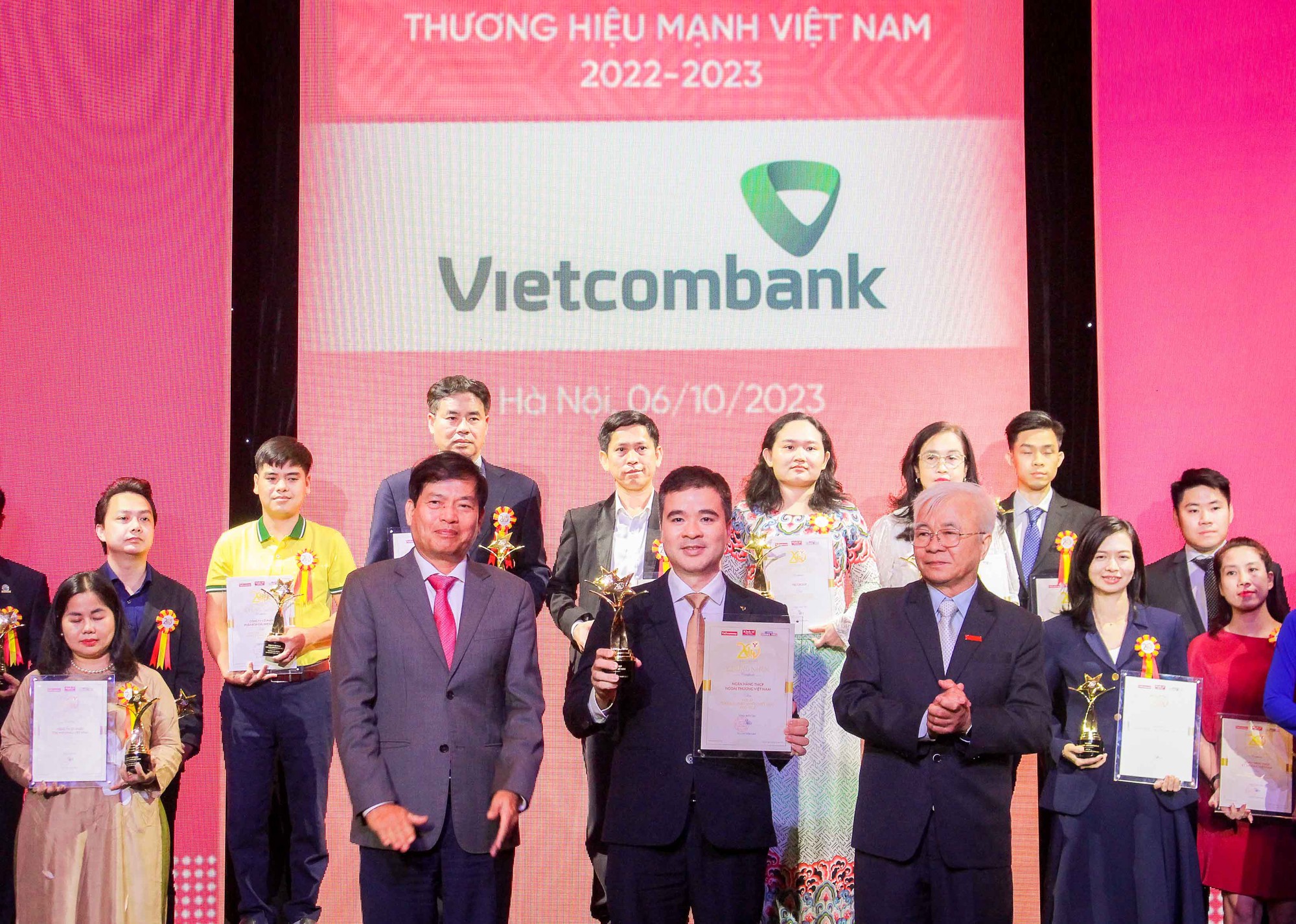 Đại diện Vietcombank (hàng đầu, đứng giữa) nhận giải thưởng Thương hiệu mạnh Việt Nam