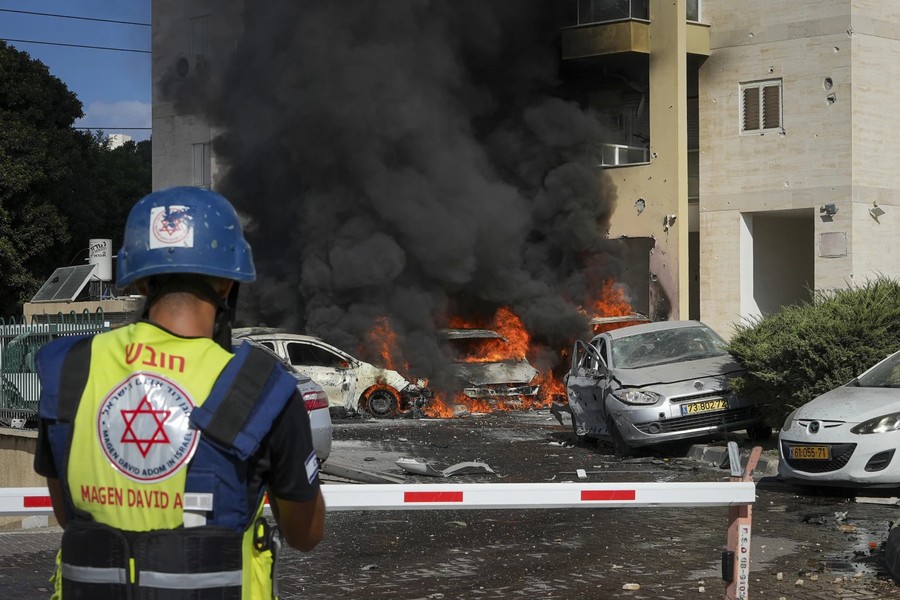 Cảnh tàn phá và đau thương khi hơn 1.100 người thiệt mạng trong xung đột Israel-Hamas - Ảnh 9.