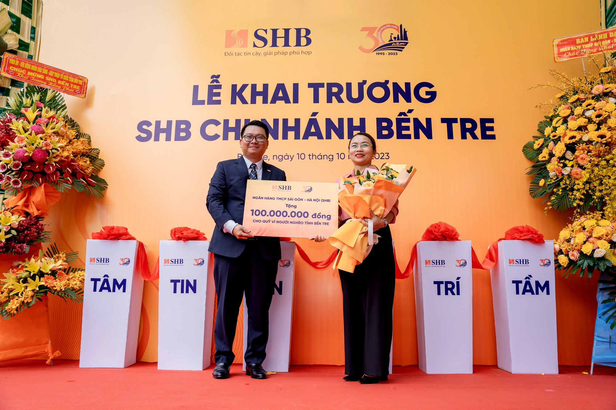 Ông Huỳnh Thanh Huấn - Giám đốc SHB Bến Tre đại diện ngân hàng trao tặng Quỹ Vì người nghèo tỉnh Bến Tre 100 triệu đồng.