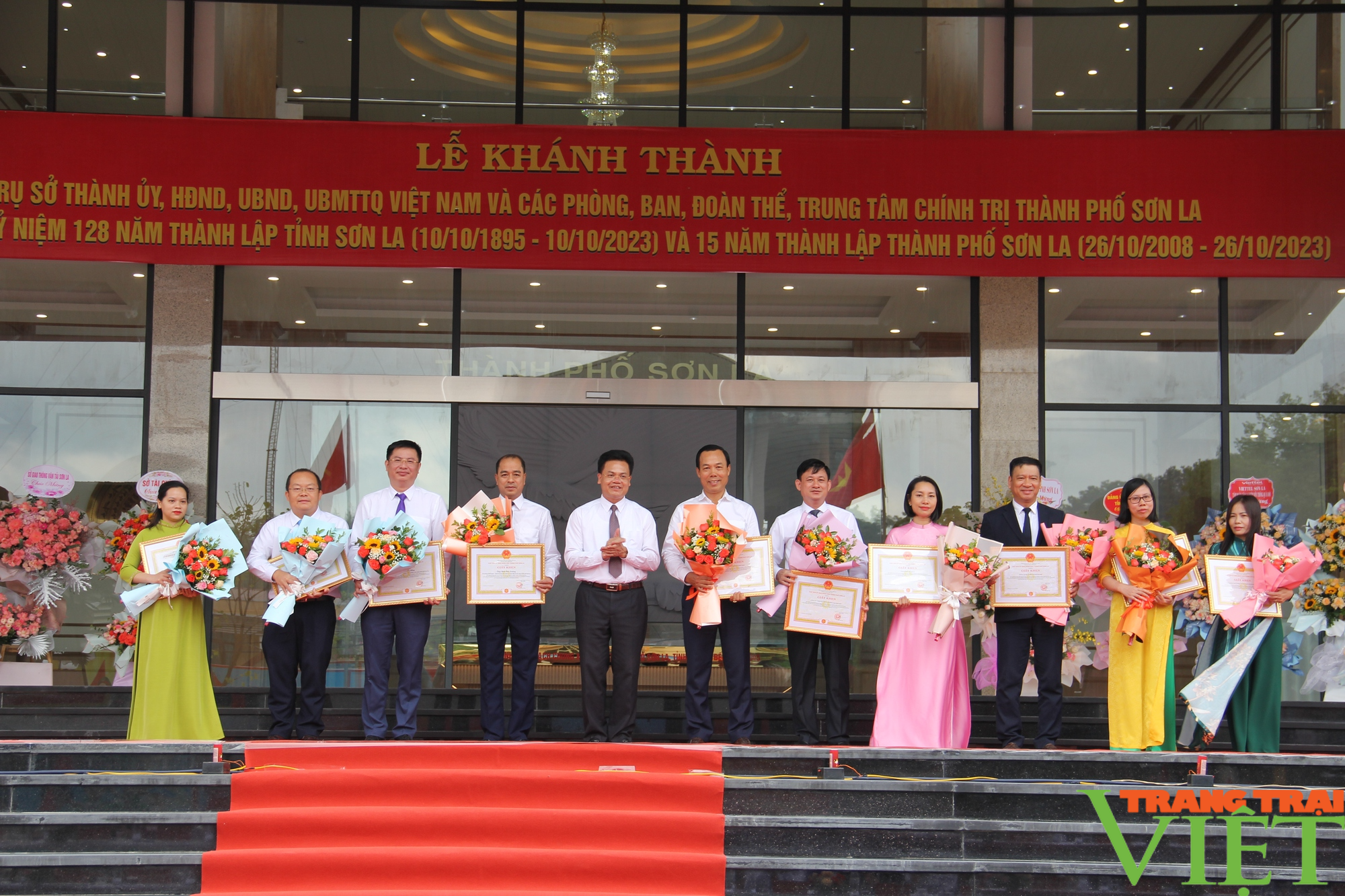 Trụ sở làm việc mới của Thành ủy, HĐND, UBND, UBMTTQ thành phố Sơn La đi vào hoạt động  - Ảnh 8.