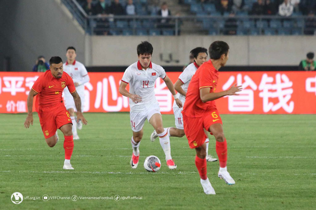 Tiến Linh nhận thẻ đỏ, ĐT Việt Nam để thua 0-2 trước ĐT Trung Quốc - Ảnh 1.