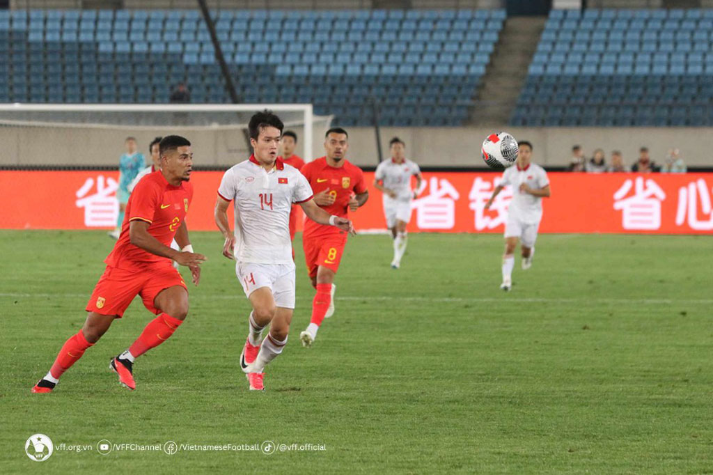 Tiến Linh nhận thẻ đỏ, ĐT Việt Nam để thua 0-2 trước ĐT Trung Quốc - Ảnh 2.