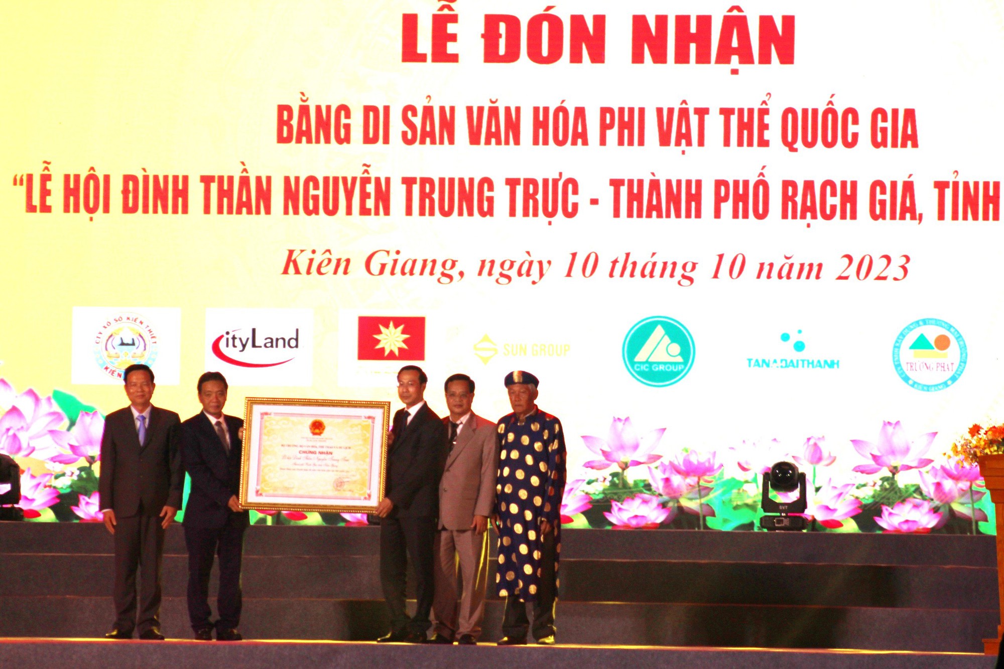 Lễ hội Đình thần Nguyễn Trung Trực chính thức nhận Bằng Di sản văn hóa phi vật thể - Ảnh 1.