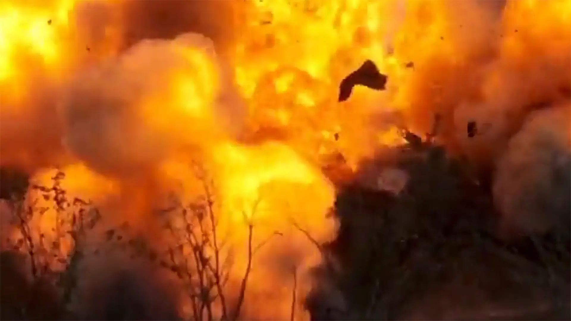 Xem xe tăng Nga tối tân nhất nổ tung thành quả cầu lửa rồi cháy rụi vì trúng tên lửa Ukraine - Ảnh 1.