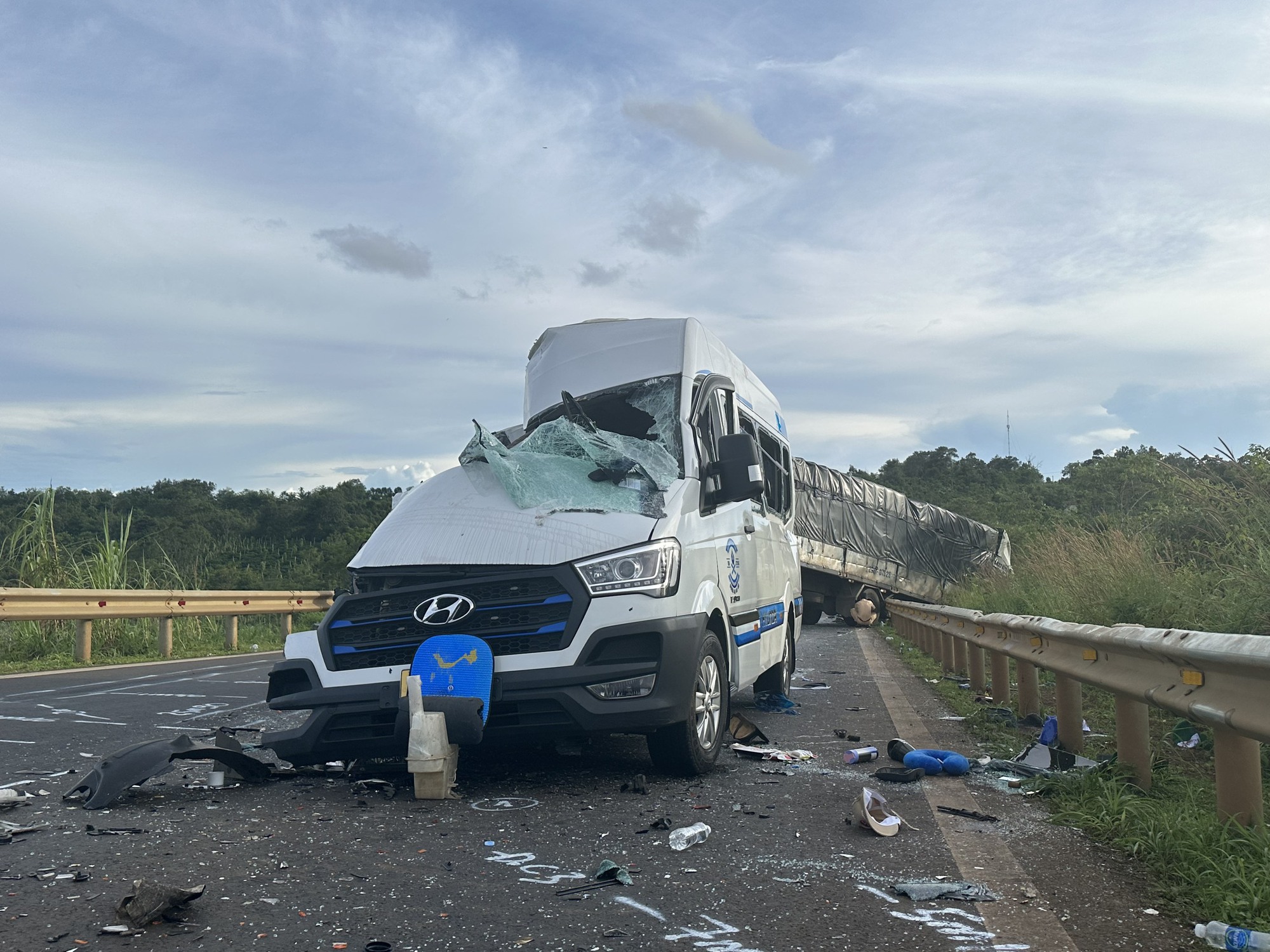 Tạm giữ tài xế lấn làn tông xe khách làm 13 người thương vong ở Đắk Lắk - Ảnh 2.
