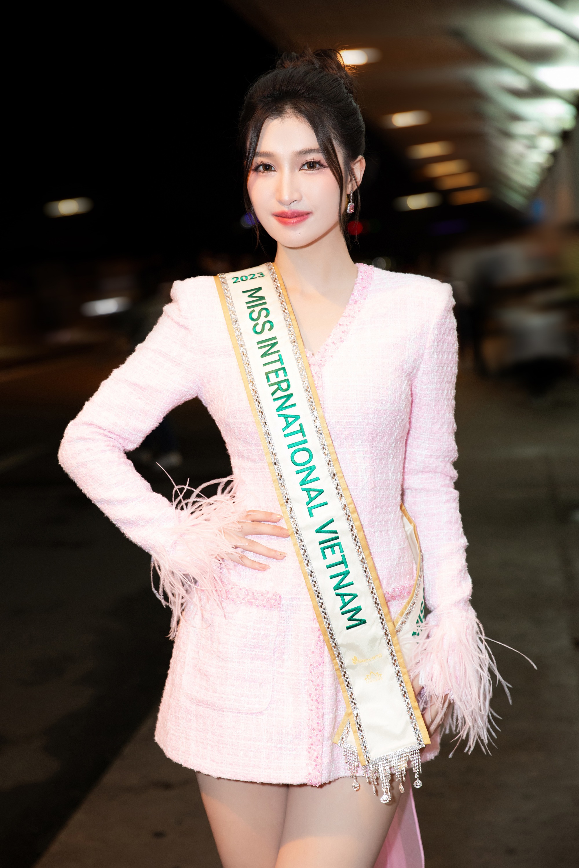 Á hậu Phương Nhi lên đường thi Miss International 2023 gây chú ý khi mang kiện hành lý đặc biệt dài 2m - Ảnh 1.