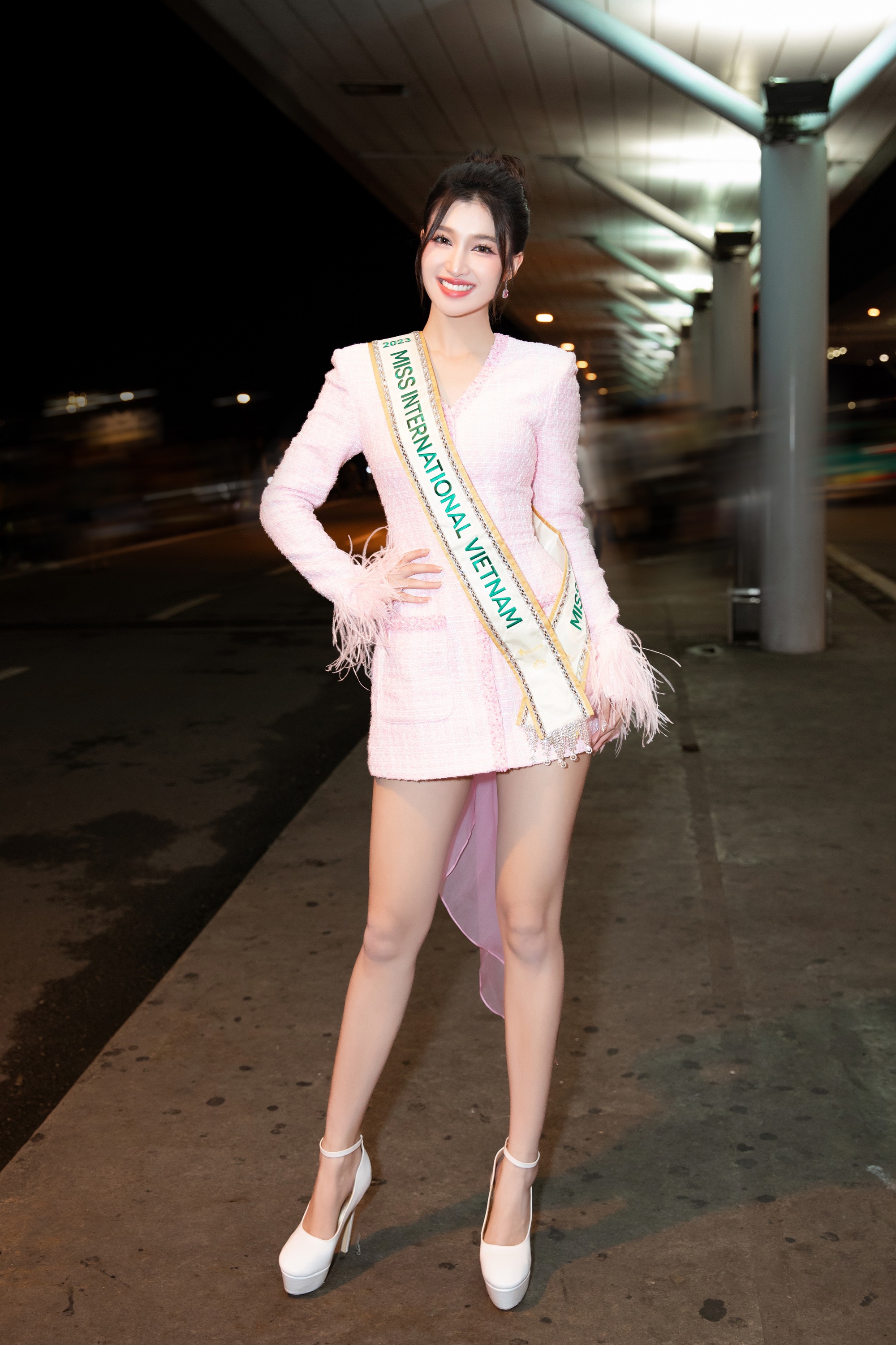 Á hậu Phương Nhi lên đường thi Miss International 2023 gây chú ý khi mang kiện hành lý đặc biệt dài 2m - Ảnh 2.