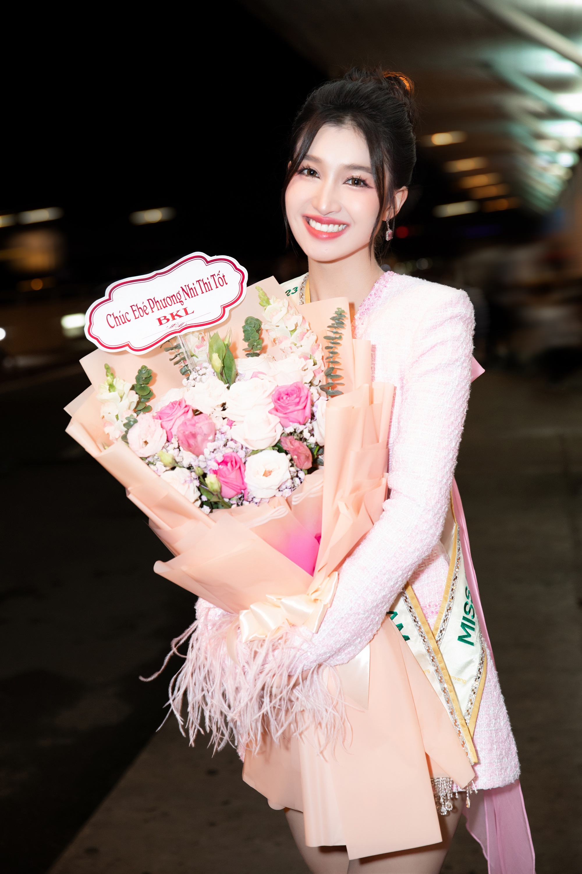 Á hậu Phương Nhi lên đường thi Miss International 2023 gây chú ý khi mang kiện hành lý đặc biệt dài 2m - Ảnh 4.