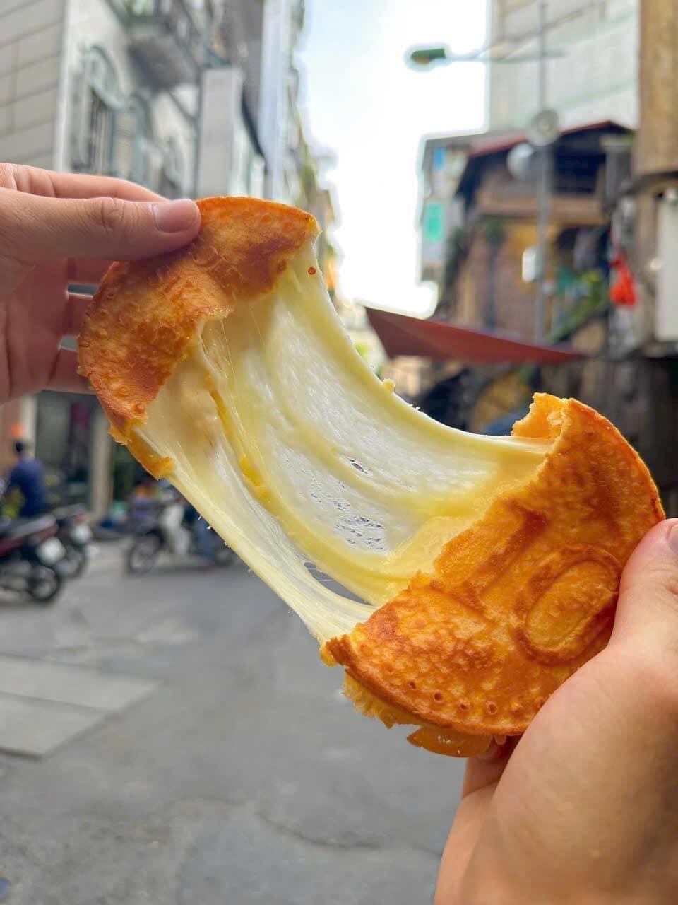 Bị chê đắt và không ngon, bánh đồng xu vẫn gây sốt ở Sài Gòn - Ảnh 4.