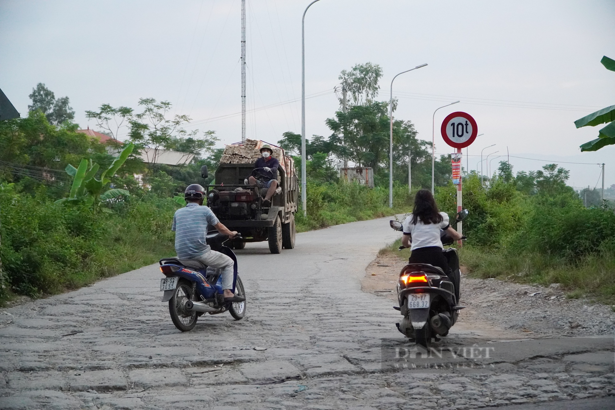 Người dân khó khăn, chật vật di chuyển qua tuyến đê xuống cấp ở Quốc Oai - Ảnh 3.