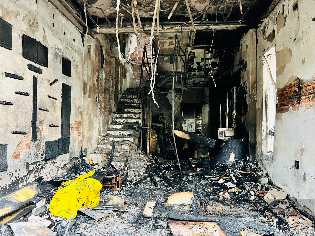 Bên trong căn nhà bị lửa thiêu rụi trong đêm khiến 2 cháu bé tử vong tại Đà Nẵng - Ảnh 3.