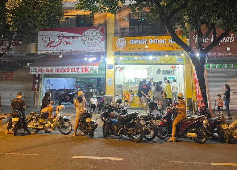 Bị chê đắt và không ngon, bánh đồng xu vẫn gây sốt ở Sài Gòn - Ảnh 1.