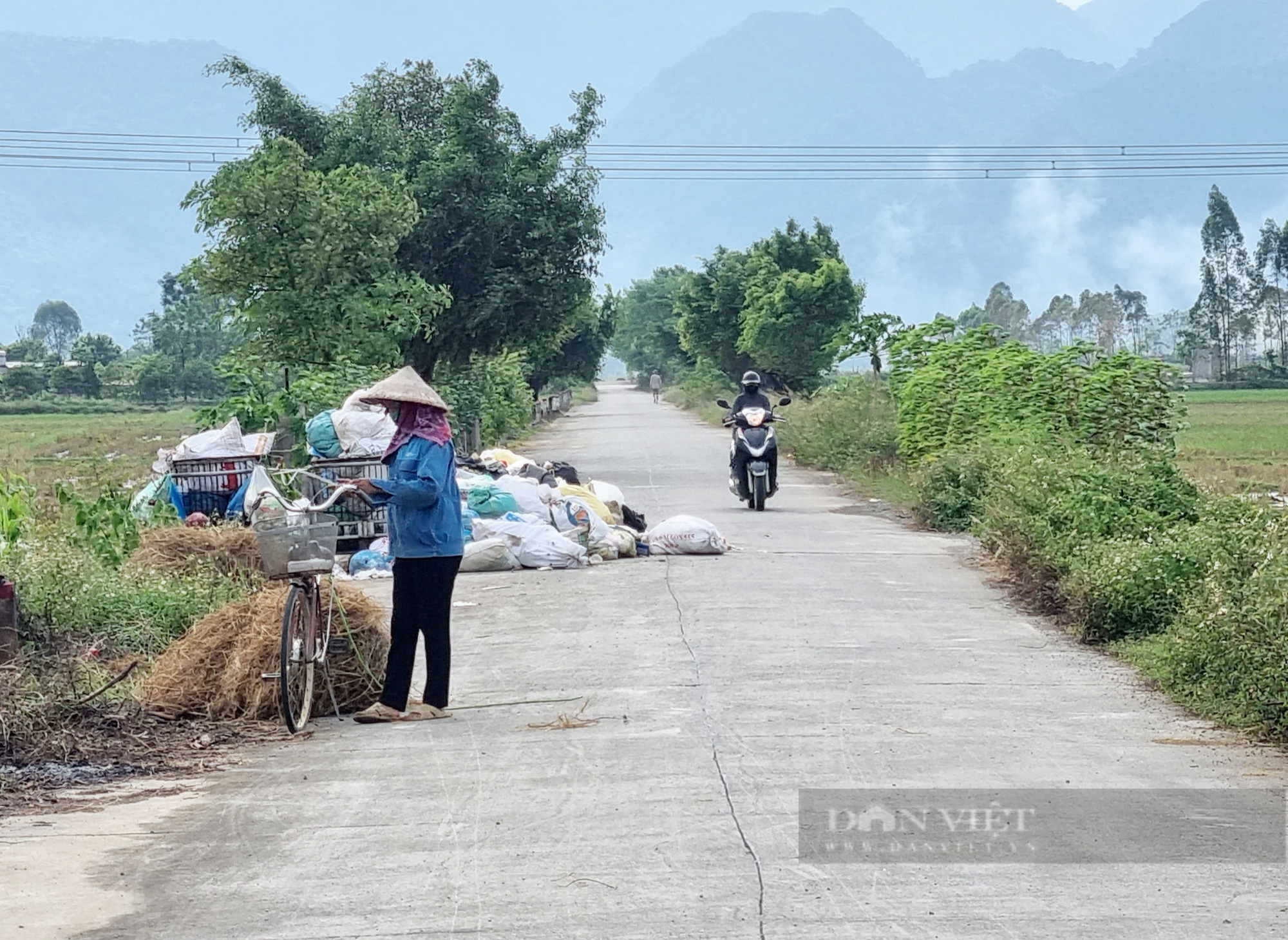 Một xã nông thôn mới kiểu mẫu ở Ninh Bình rác tràn lan trên đường - Ảnh 2.