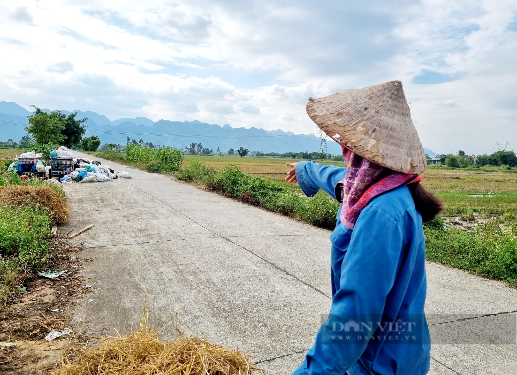 Một xã nông thôn mới kiểu mẫu ở Ninh Bình rác tràn lan trên đường - Ảnh 3.