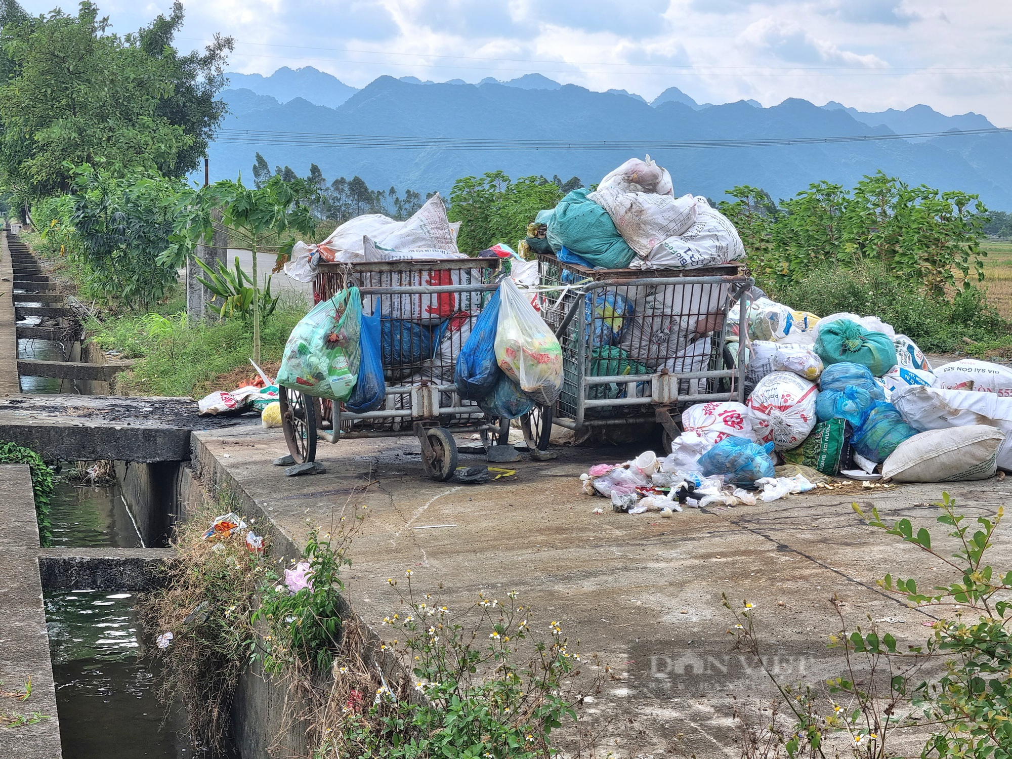 Một xã nông thôn mới kiểu mẫu ở Ninh Bình rác tràn lan trên đường - Ảnh 4.